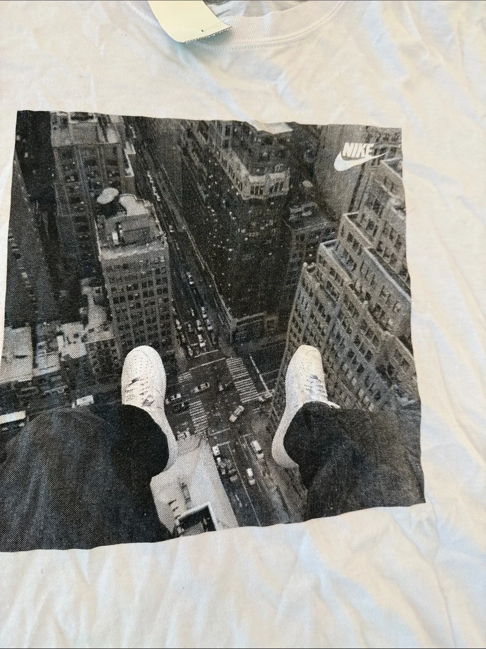 Nike Light White Short-Sleeve Tee with Black Cityscape Graphic xxxl
